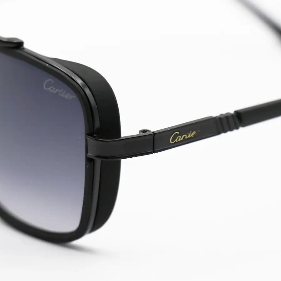 عینک آفتابی Cartier با فریم رنگ مشکی، شکل چندضلعی، لنز دودی سایه روشن و دسته سیم‌دار مدل 8052 — تصویر ۶