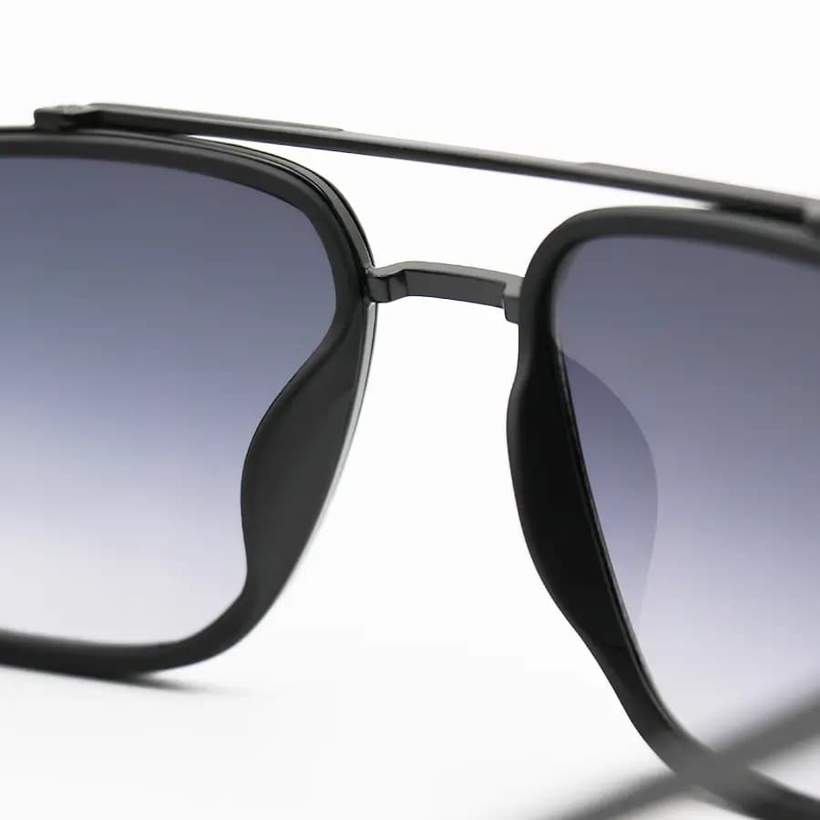 عینک آفتابی Cartier با فریم رنگ مشکی، شکل چندضلعی، لنز دودی سایه روشن و دسته سیم‌دار مدل 8052 — تصویر ۷