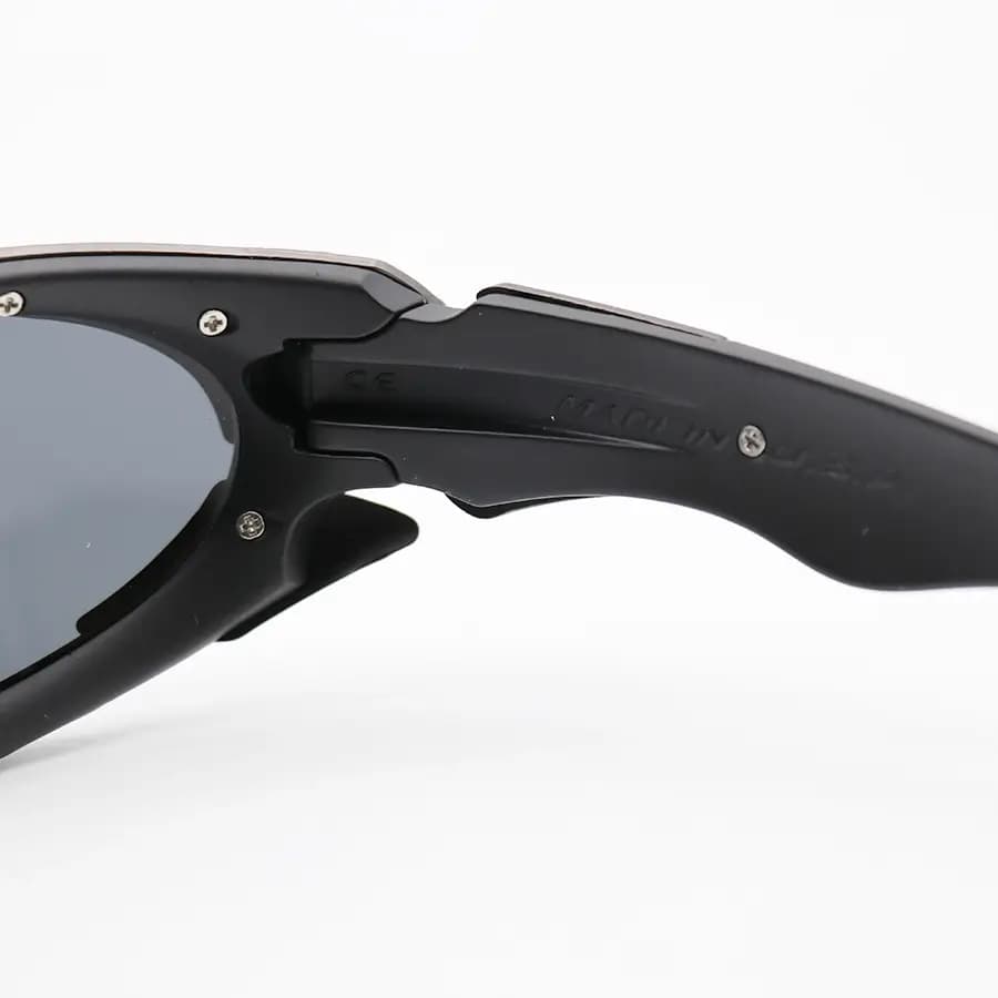 عینک آفتابی OAKLEY با فریم رنگ مشکی و نوک مدادی، لنز پلاریزه و دودی تیره به همراه پک اصلی مدل 9367 — تصویر ۶