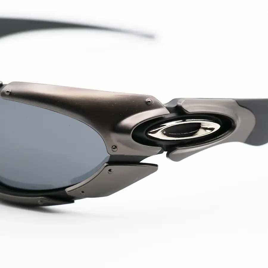 عینک آفتابی OAKLEY با فریم رنگ مشکی و نوک مدادی، لنز پلاریزه و دودی تیره به همراه پک اصلی مدل 9367 — تصویر ۷