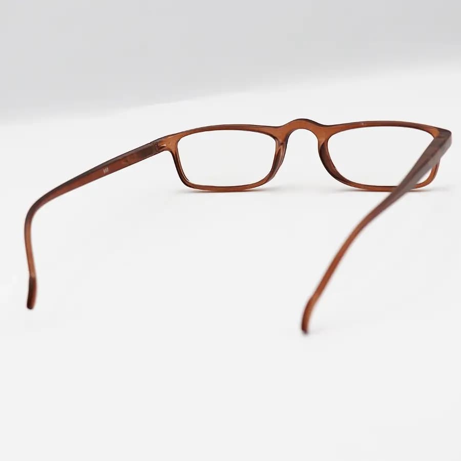 عینک مطالعه نزدیک بین نمره +1.00 با فریم مستطیلی باریک، رنگ قهوهای مات و دسته فنری مدل 998 — تصویر ۴