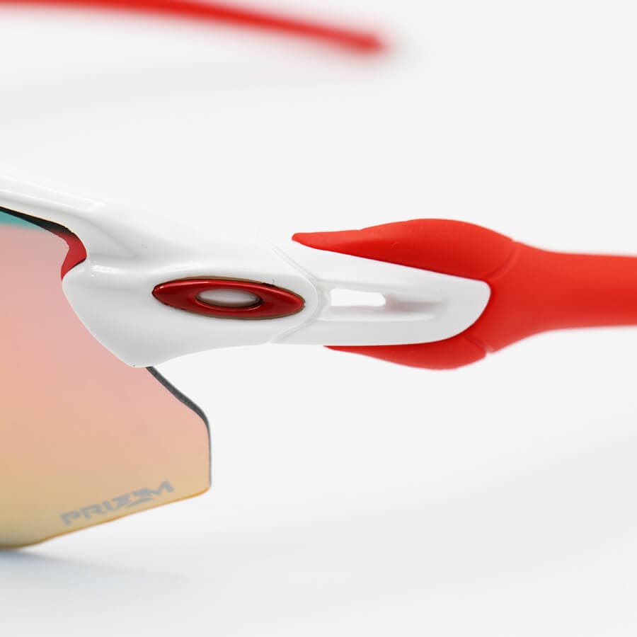 عینک ورزشی OAKLEY با فریم سفید رنگ، 5 کاور لنز قابل تعویض و تجهیزات کامل مدل OO9442-0938 — تصویر ۷
