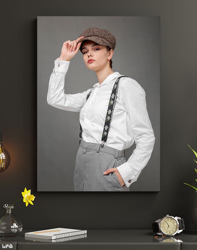 تابلو قاب شاسی برای فروشگاه لباس زنانه طرح دختری با کلاه و پیراهن سفید