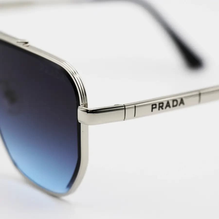 عینک آفتابی Prada با فریم شکل چندضلعی، نقرهای رنگ و عدسی آبی تیره و سایه روشن مدل 22410 — تصویر ۶