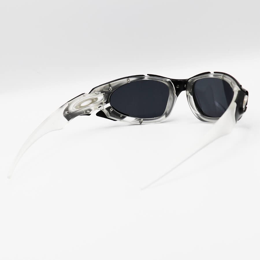 عینک آفتابی OAKLEY با فریم رنگ مشکی و شفاف، لنز پلاریزه و دودی تیره به همراه پک اصلی مدل 9367 — تصویر ۴