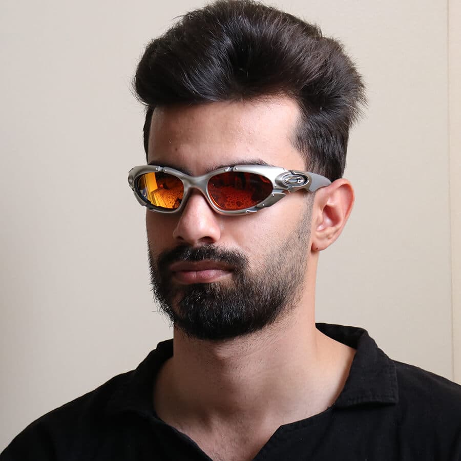 عینک آفتابی OAKLEY با فریم رنگ مشکی و شفاف، لنز پلاریزه و دودی تیره به همراه پک اصلی مدل 9367 — تصویر ۲