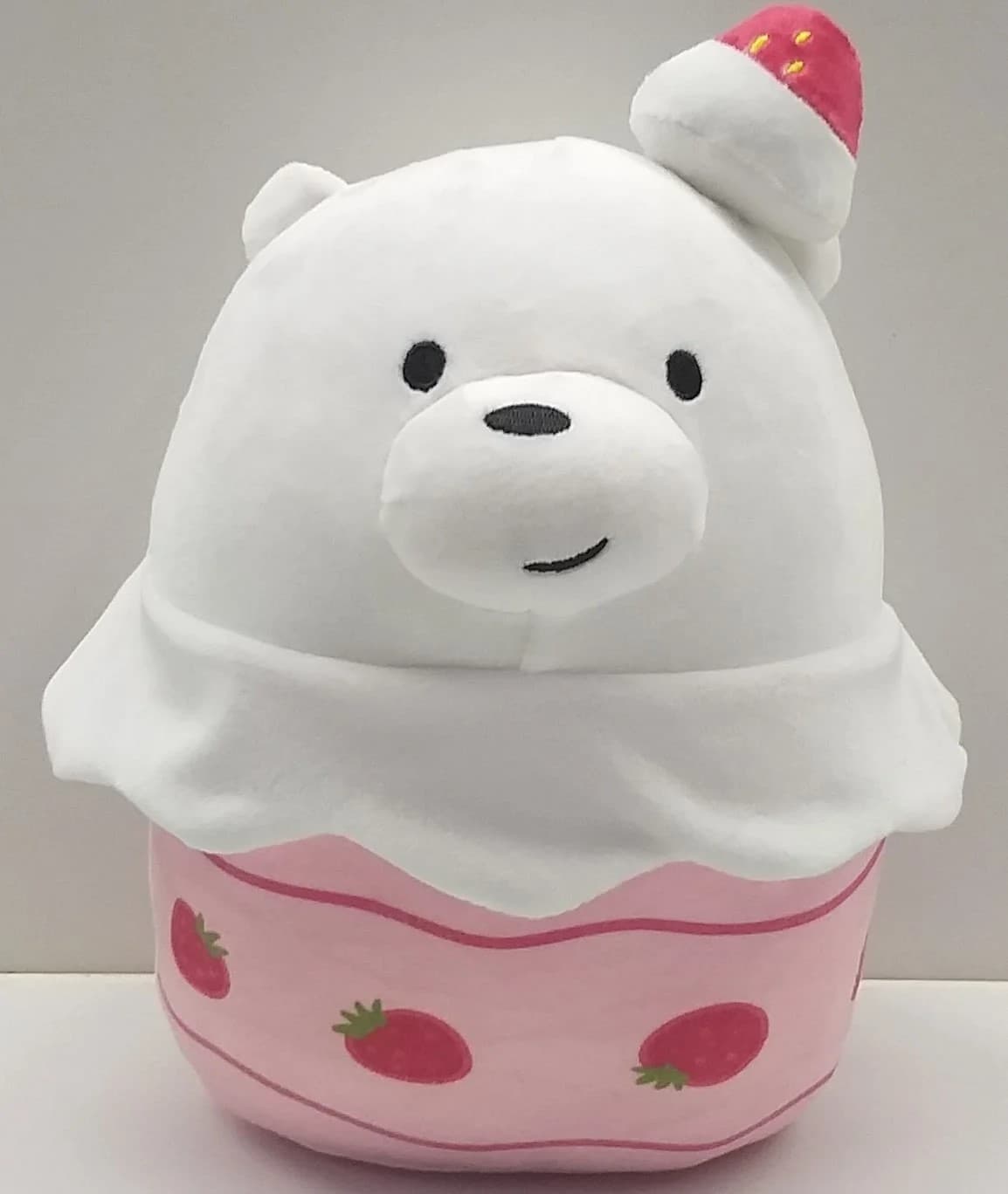 عروسک مینیسو، مدل We Bare Bears 8in. Dessert Bare Bears Plush Toy(Ice Bear,Strawberry)، طرح خرس قطبی توت فرنگی، ما خرسها، 20 سانتی متر