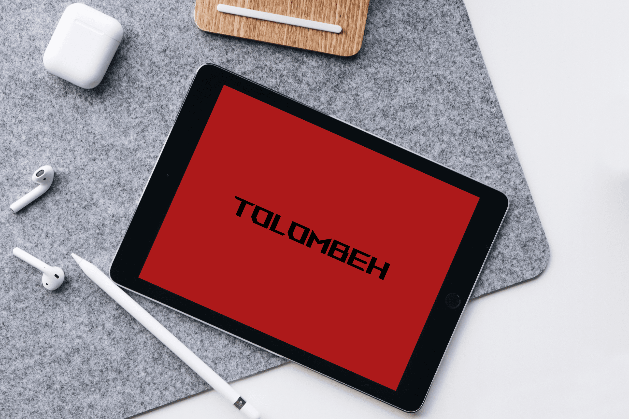 موکاپ قالب تبلت روی میز کار