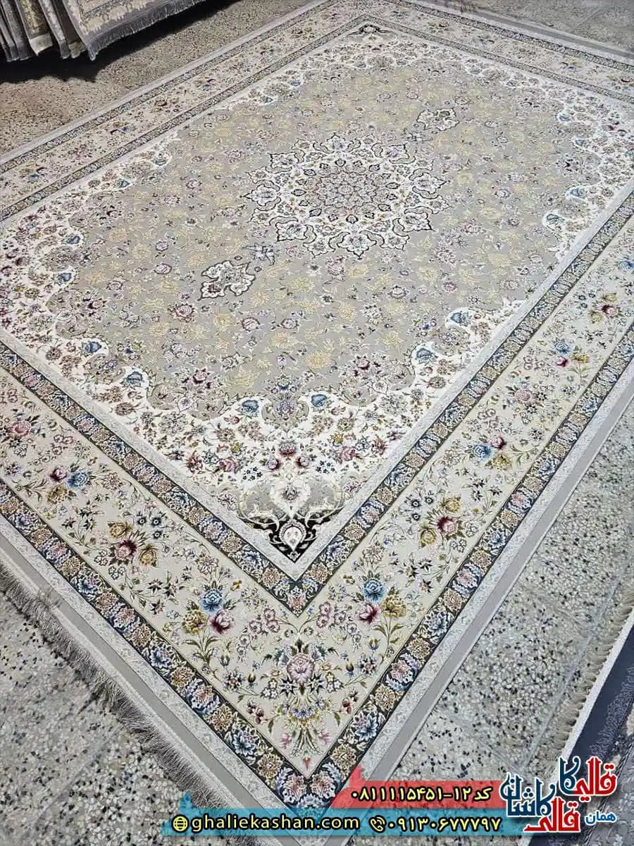 فرش ‌کلاسیک ‌1500 ‌شانه ‌طرح ‌ماهان ‌رنگ ‌طوسی ‌نقره ‌ای ‌گل ‌برجسته ‌کاشان ‌