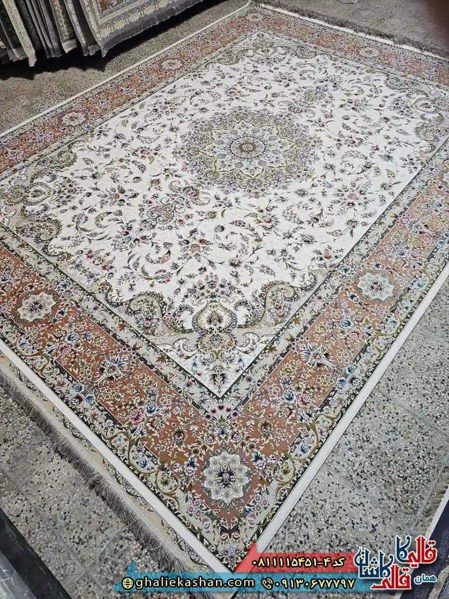 فرش ‌کلاسیک ‌1500 ‌شانه ‌طرح ‌گلریس ‌رنگ ‌کرم ‌سفید ‌حاشیه ‌گلبهی ‌گل ‌برجسته ‌کاشان ‌
