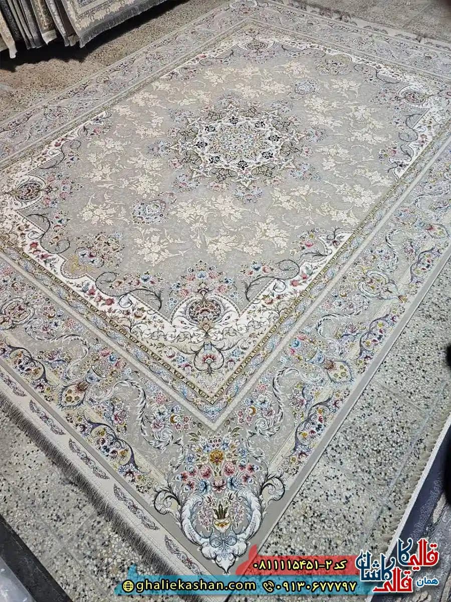 فرش کلاسیک طلاکوب 1500 شانه طرح بهار رنگ طوسی نقره ای گل برجسته کاشان