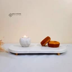 سینی سنگی دکوری مناسب سرو مزه، شمع و لوازم آرایش — تصویر ۵
