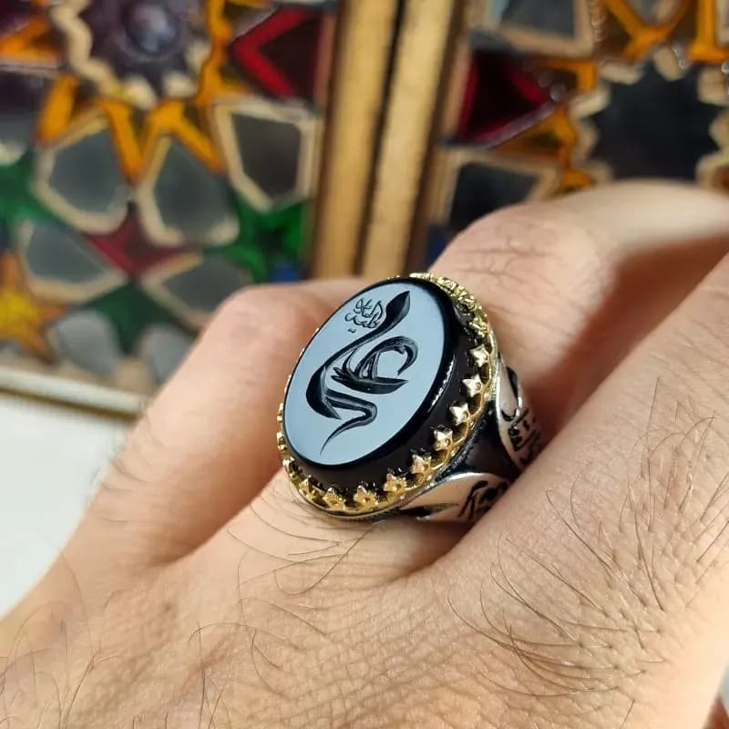 انگشتر مردانه نقره روس طرح ذوالفقار با نگین عقیق مشکی حکاکی علی — تصویر ۶