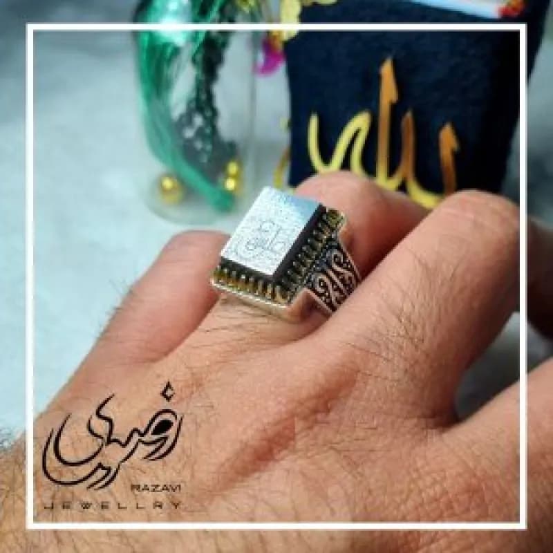 انگشتر نقره مردانه با نگین حدید صینی طبیعی طرح عین علی عیار 925 — تصویر ۲