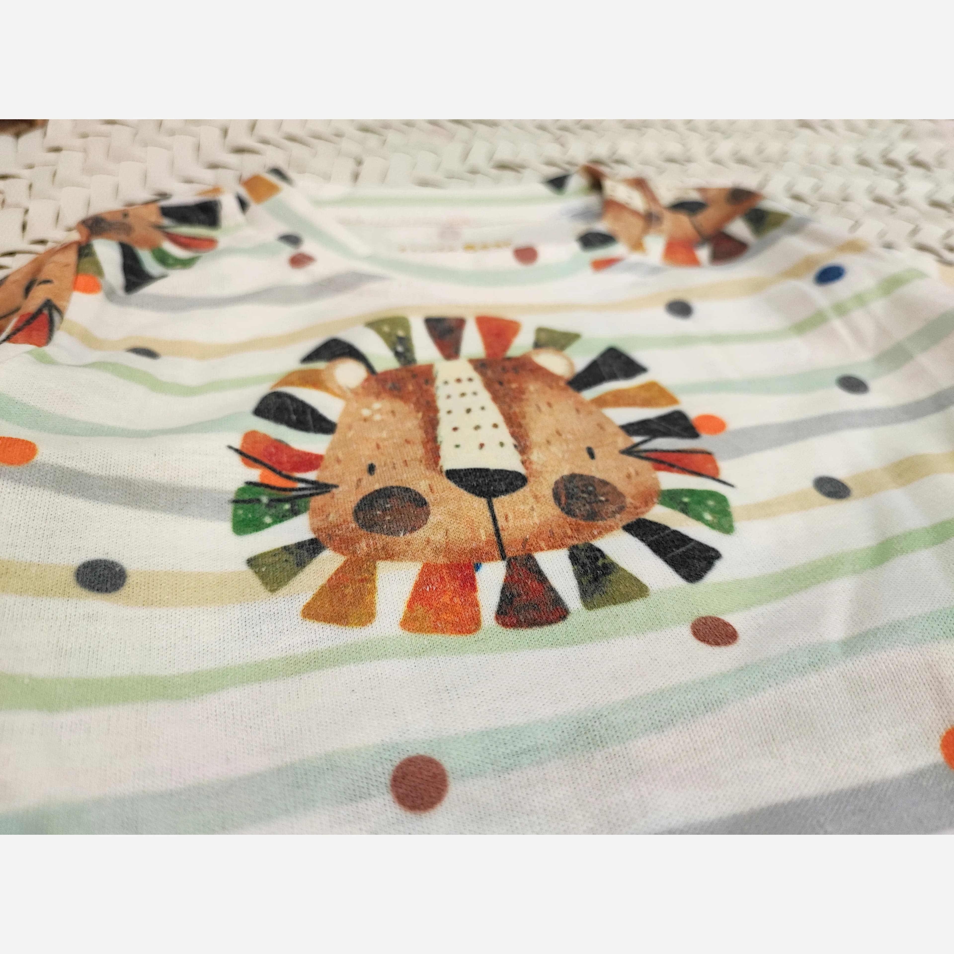 ست تیشرت و شلوار راحتی بچگانه طرح شیر جنگل جنس نخ پنبه — تصویر ۲