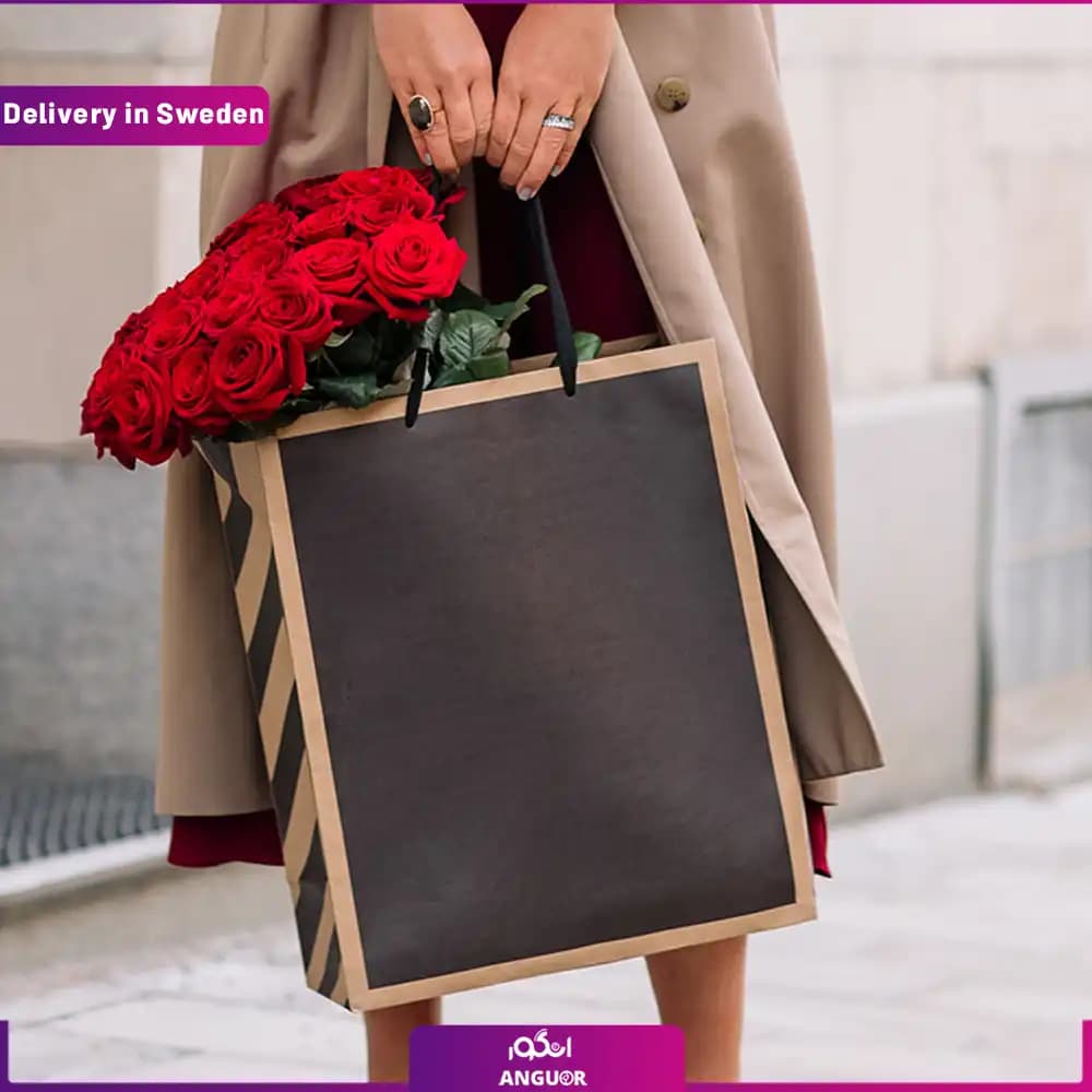 دسته گل 10 شاخه رز + ساکت دستی و قلب ژله ای (ارسال گل به سوئد ) — تصویر ۲