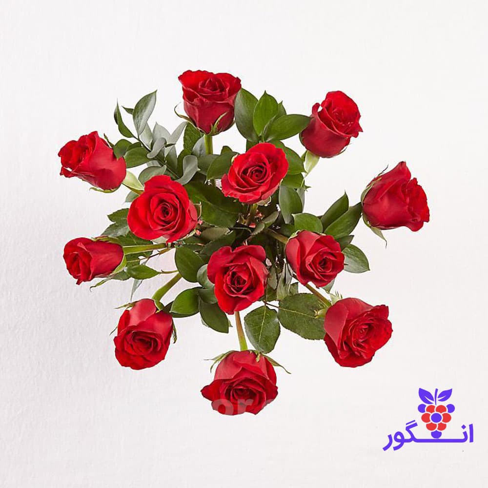 دسته گل رز قرمز ۱۲ شاخه به همراه گلدان شیشه‌ای — تصویر ۲
