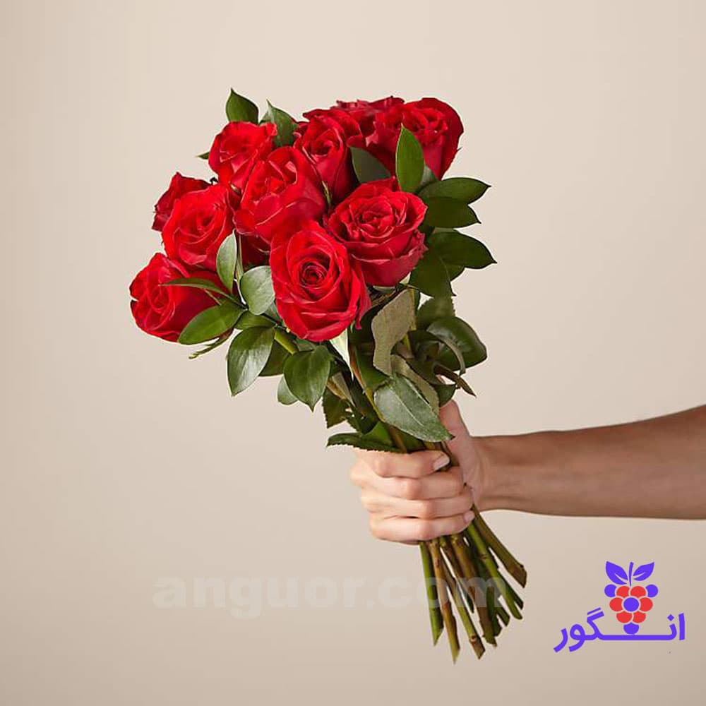دسته گل رز قرمز ۱۲ شاخه به همراه گلدان شیشه‌ای — تصویر ۳