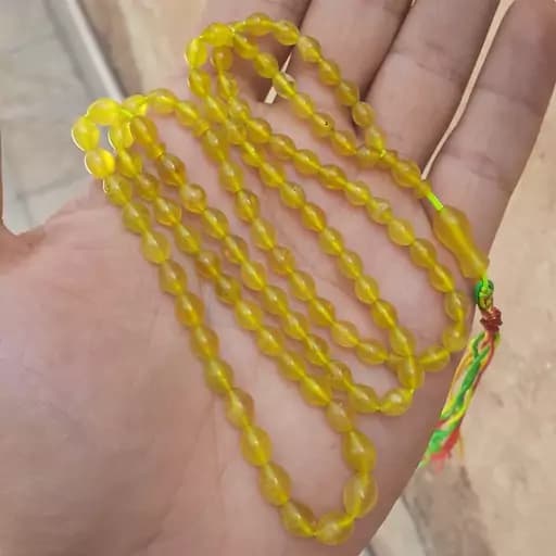 تسبیح شاه مقصود افغان رنگ زرد زعفرانی سایز تاجری روان و خوشدست،تراش یکدست و بدون ایراد،شیک و باکلاس،کارتک | تسبیح سنگی | سنگ طبیعی | تسبیح مذهبی | تسبیح مالاکیت | تسبیح لاجورد | تسبیح یاقو — تصویر ۲