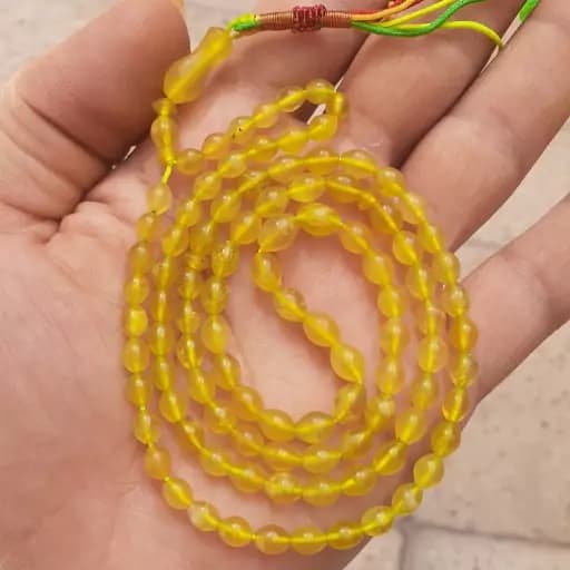تسبیح شاه مقصود افغان رنگ زرد زعفرانی سایز تاجری روان و خوشدست،تراش یکدست و بدون ایراد،شیک و باکلاس،کارتک | تسبیح سنگی | سنگ طبیعی | تسبیح مذهبی | تسبیح مالاکیت | تسبیح لاجورد | تسبیح یاقو
