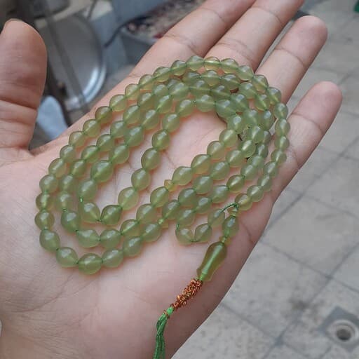 تسبیح شاه مقصود افغان رنگ طبیعی تراش منظم و دقیق بدون ترک و شکستگی کهنه و نخ نما بلند و کلکسیونی | تسبیح سنگی | سنگ طبیعی | تسبیح مذهبی | تسبیح مالاکیت | تسبیح لاجورد | تسبیح یاقوت | تسبیح — تصویر ۳