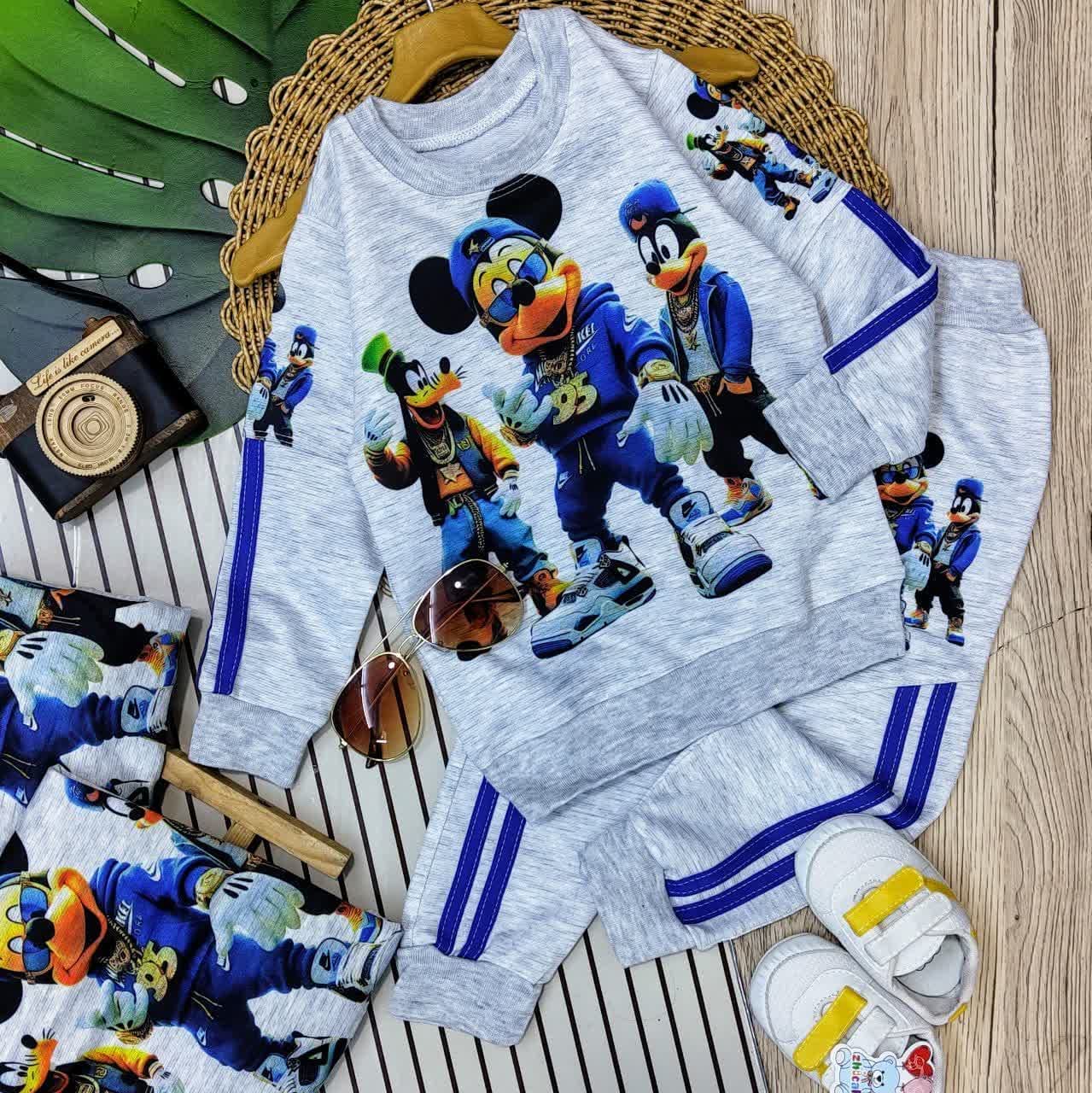 بلوز و شلوار میکی ایستاده