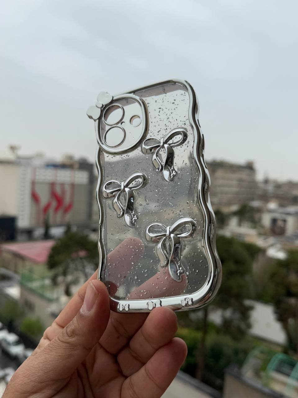قاب پاپیون سه نقره ای (آیفون) — تصویر ۲