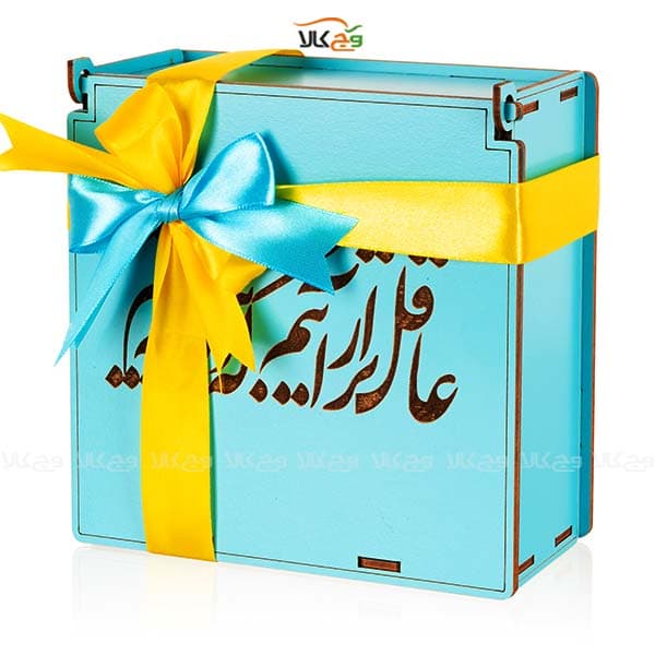 جعبه هدیه چوبی شکلات، دمنوش و قهوه عاقل تر از آنیم که دیوانه نباشیم وگان – 31 عددی — تصویر ۲