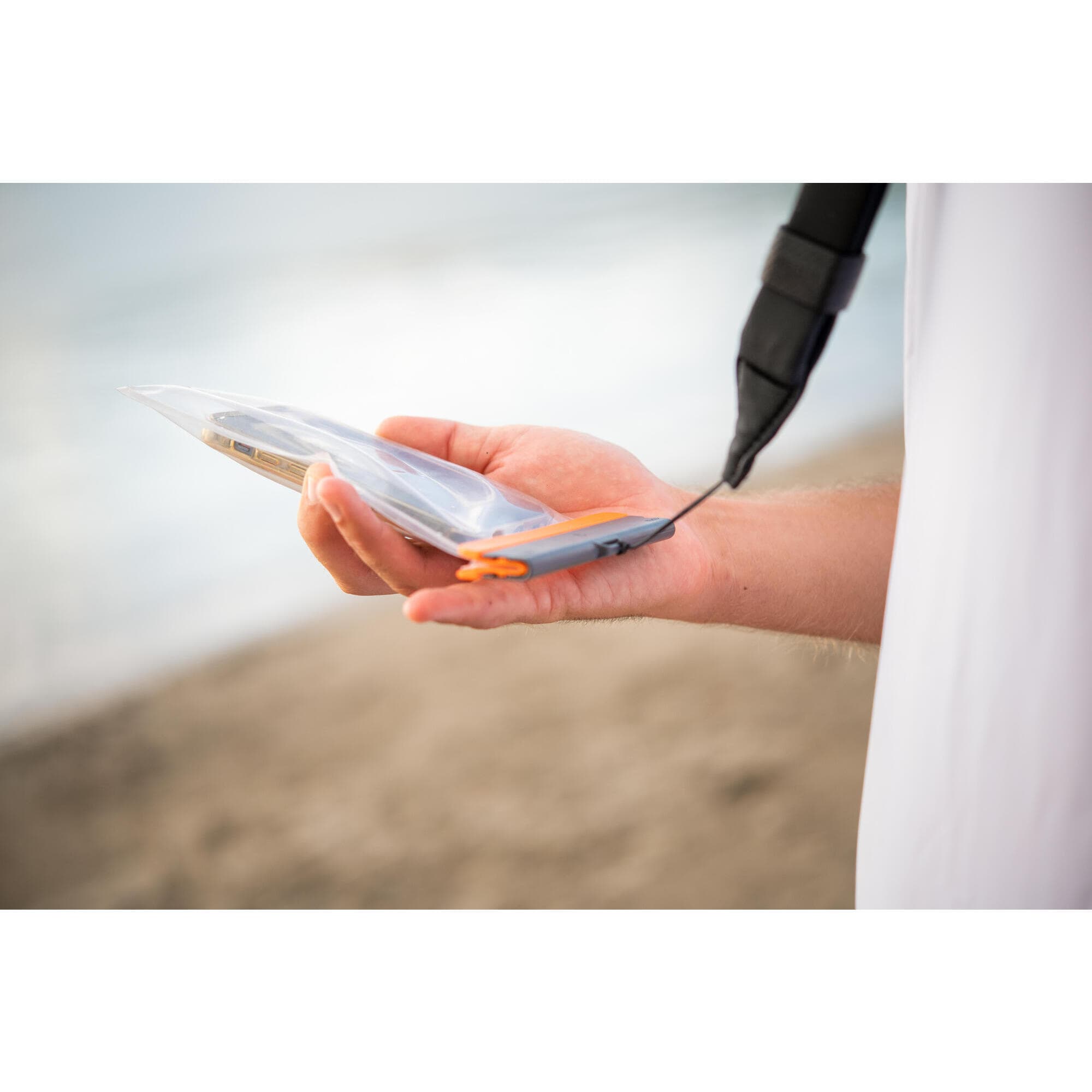 کاور ضد آب موبایل دکتلون Decathlon Itiwit Waterproof Phone Case IPX8 — تصویر ۸