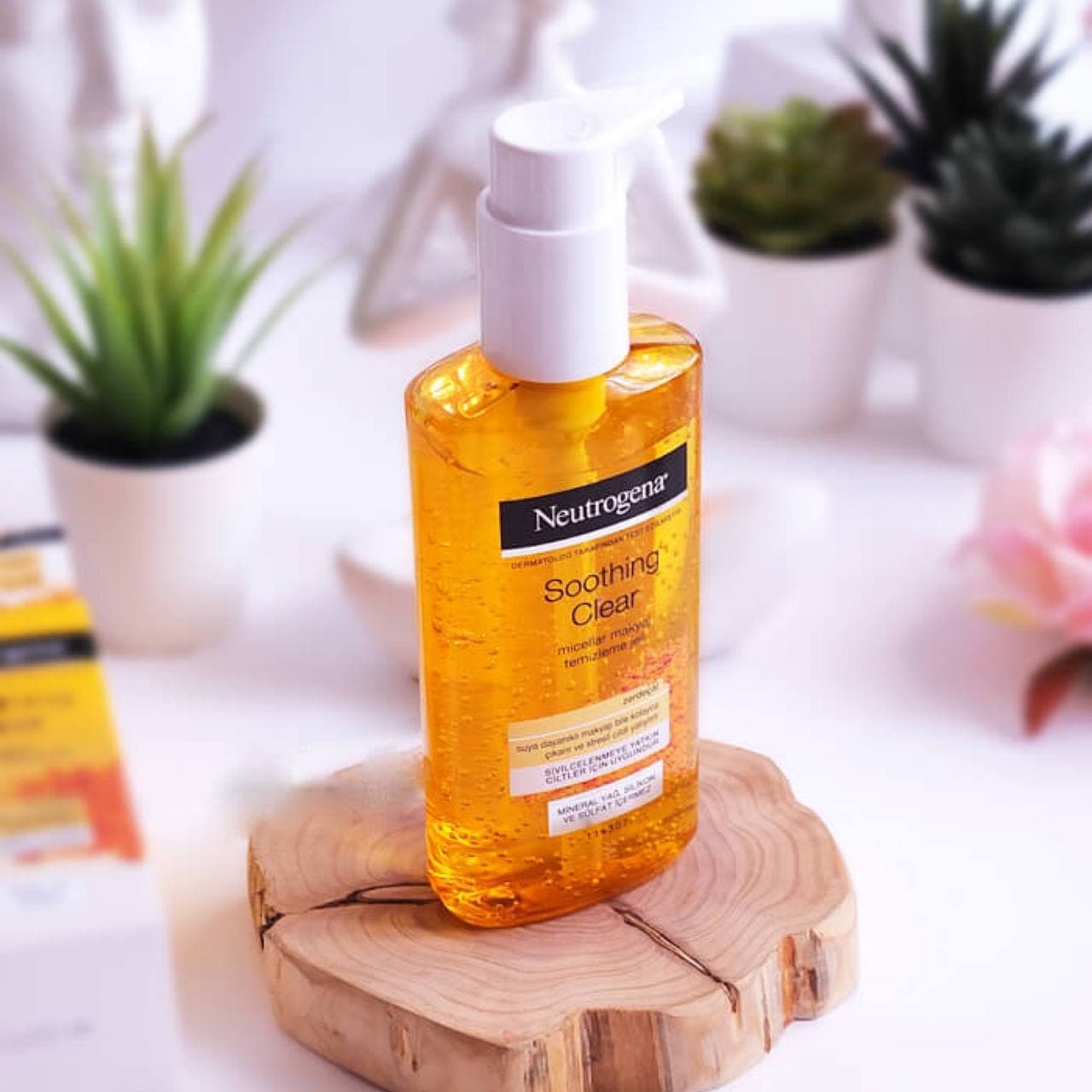 ژل شستشوی میسلار زردچوبه نوتروژینا Neutrogena — تصویر ۲