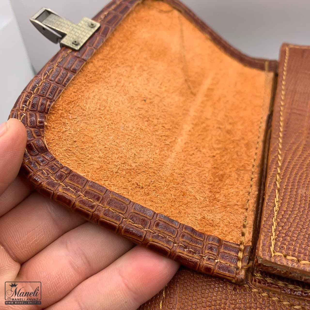 کیف رودوشی مردانه چرم با رنگ عسلی و مدل کروکودیلی — تصویر ۳