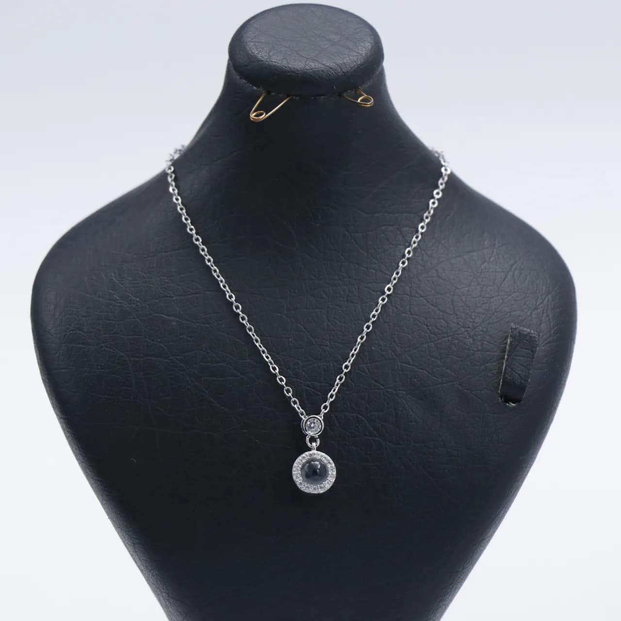 گردنبند دخترانه نقره ای LOVE طرح گرد نگینی 73919