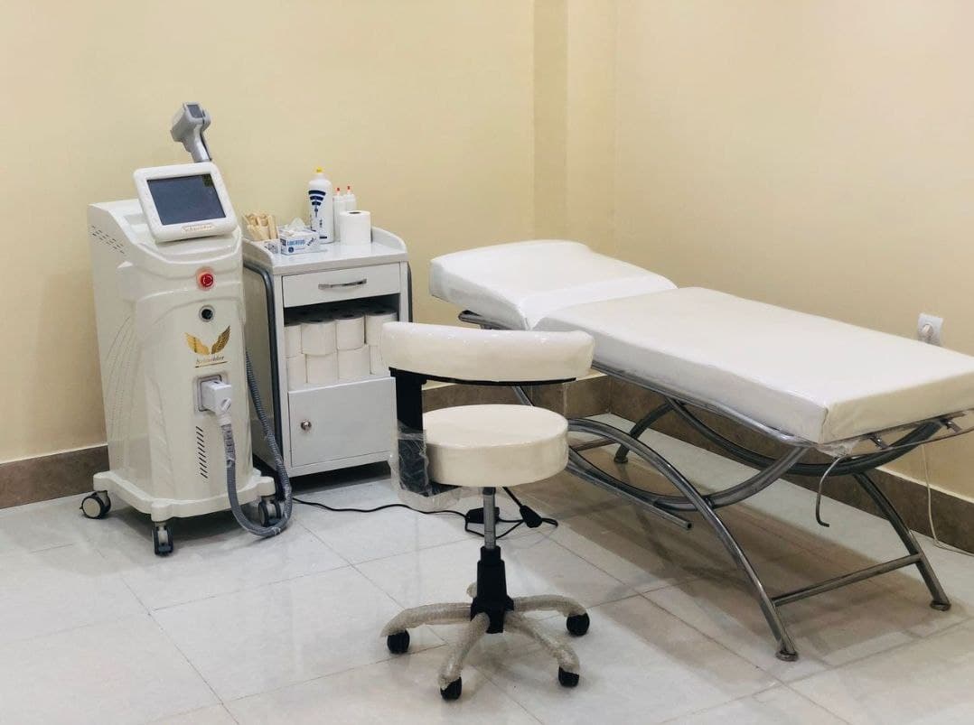 تخت پایه هلالی لیزر ماساژ معاینه زیبایی فشیال شکن دار — تصویر ۲