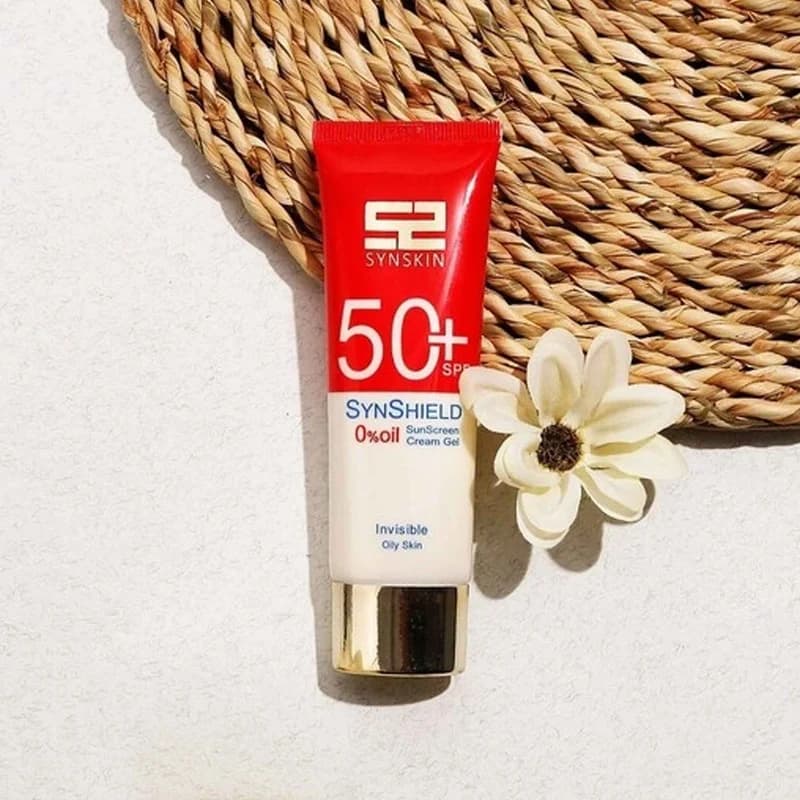 فلوئید ضدآفتاب بدون رنگ ساین اسکین SPF50 مدل SYN SHIELD، مناسب پوستهای چرب، حجم 50 میلیلیتر — تصویر ۸