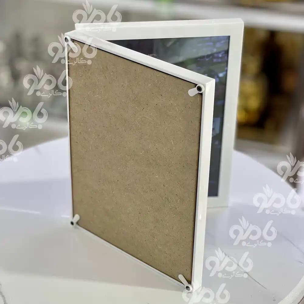 قاب عکس سفید کتابی پارتیشن ساده دوتایی — تصویر ۲