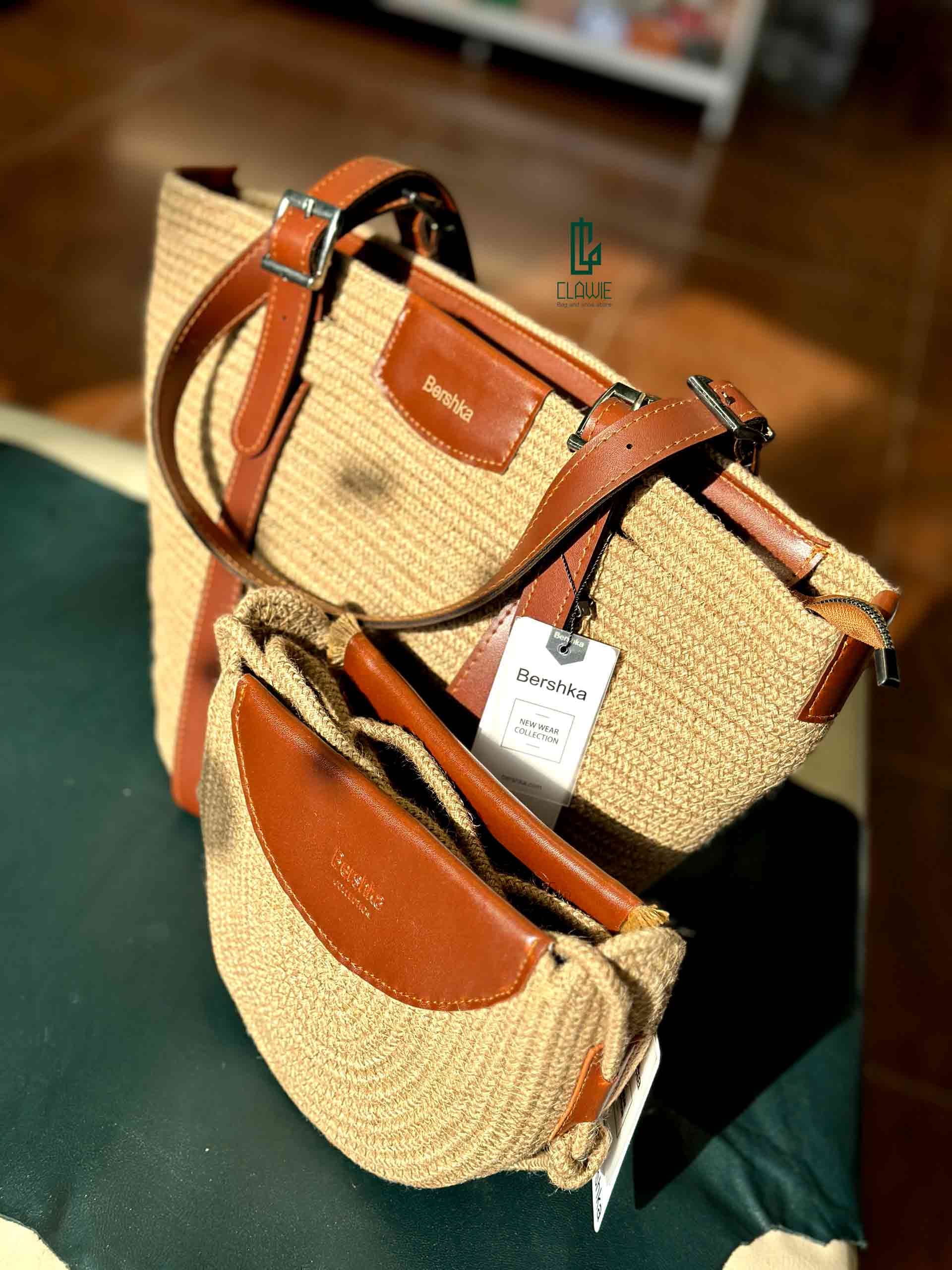 👝 کیف پاسپورتی کنفی : BERSHKA_04 — تصویر ۵
