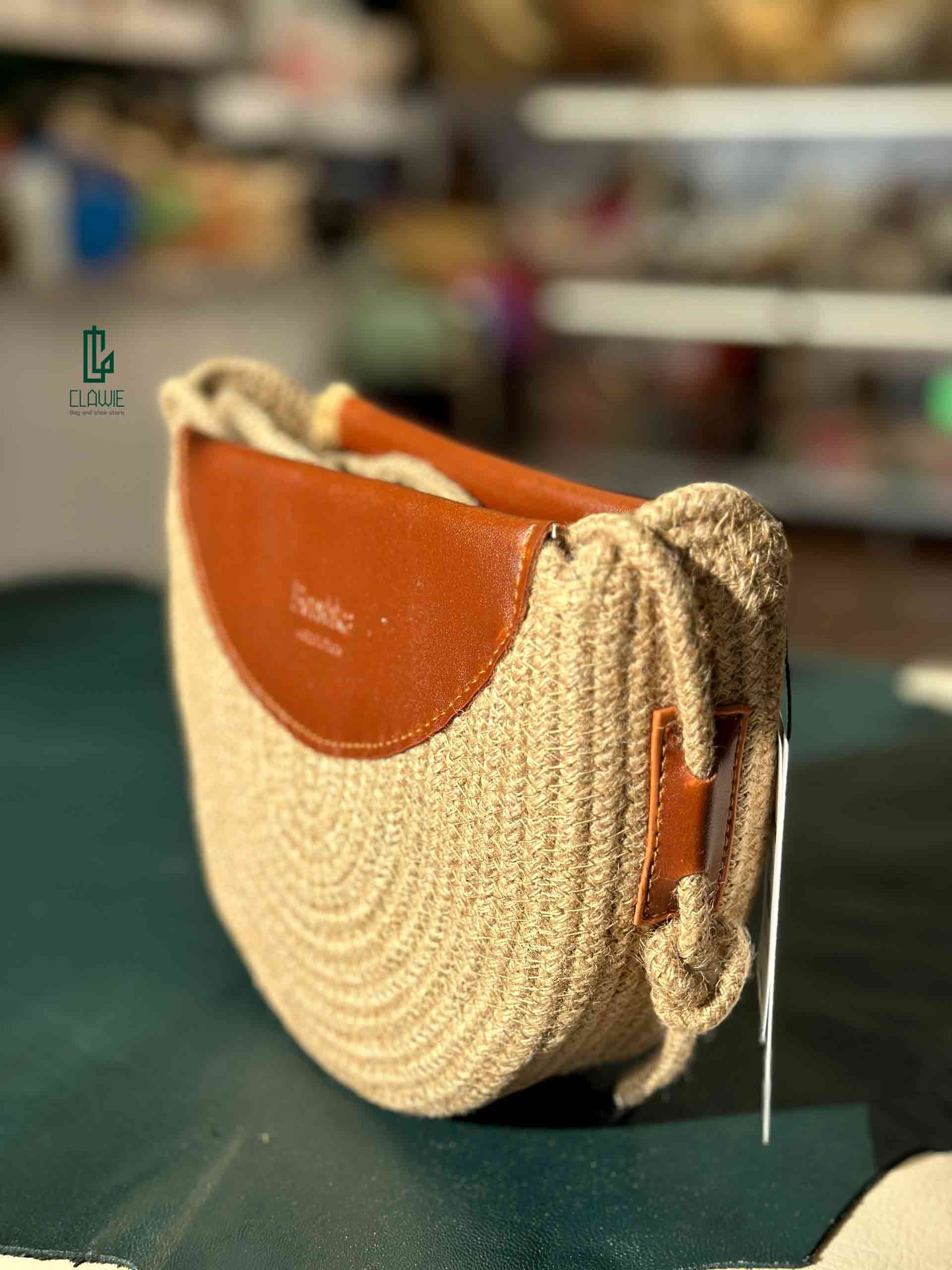 👝 کیف پاسپورتی کنفی : BERSHKA_04