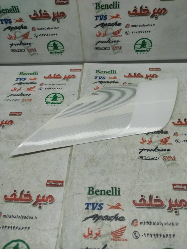 برچسب (ارم) عدد 2 رنگ روشن روی بغل باک موتور بنلی 300 دو سیلندر جدید نیوفیس اصلی (سمت راست)