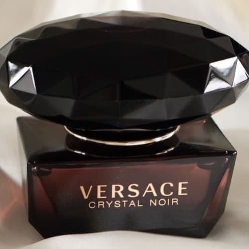 ادکلن کریستال نویر ادوپرفیوم (ورساچه مشکی) ‏ Crystal Noir 90 ml — تصویر ۳