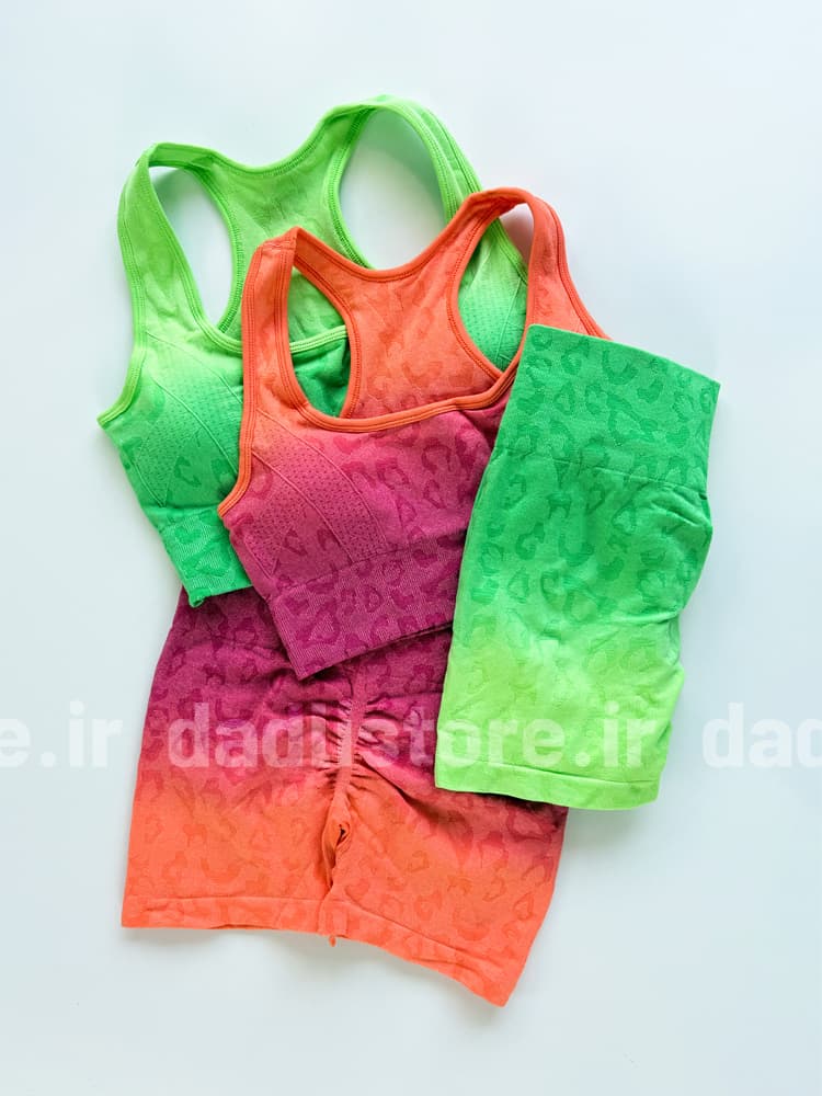 ست ورزشی زنانه سیملس نیمتنه کاپدار و شورتک پشت چروک پلنگی — تصویر ۵