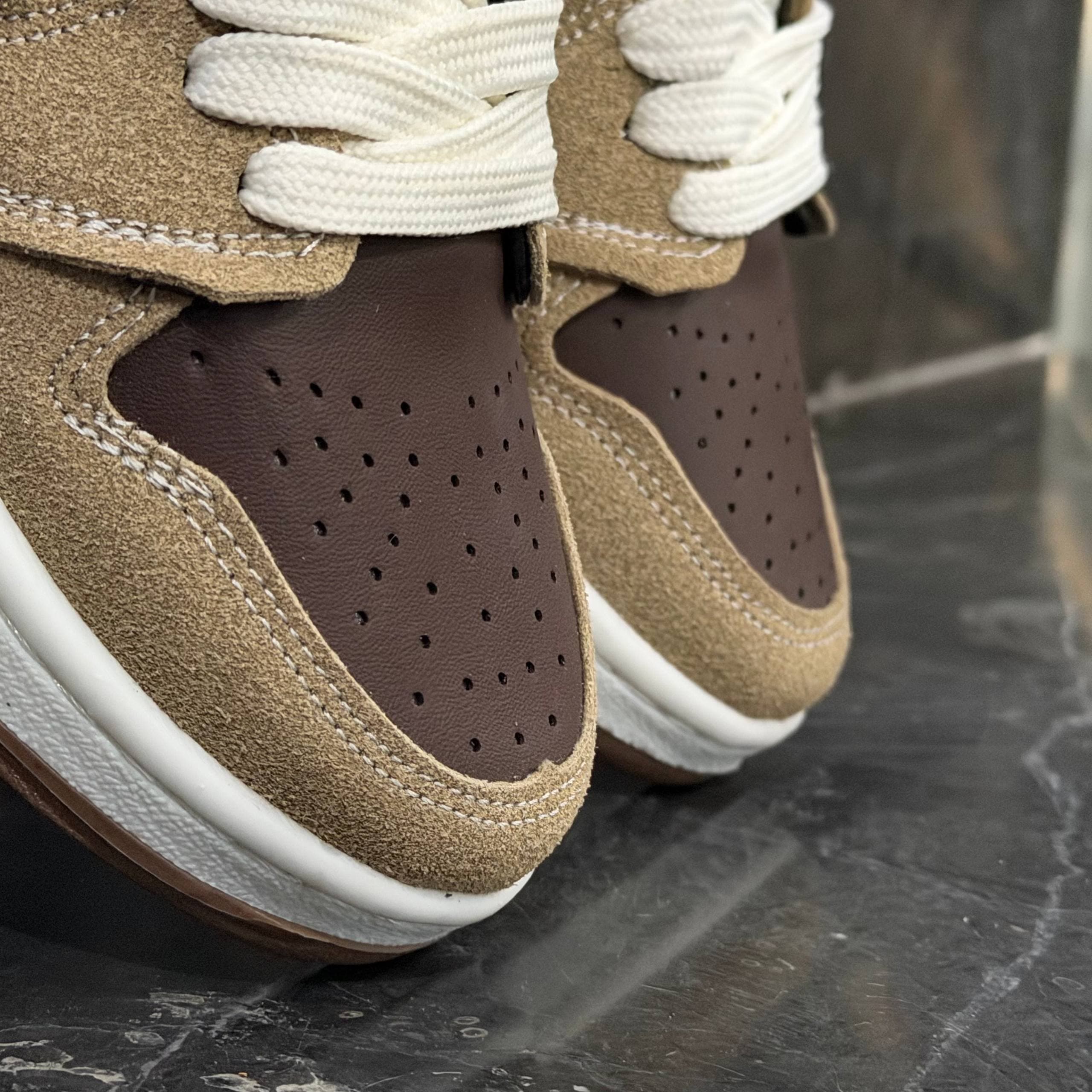 کفش کتانی زنانه نایک جردن 1 سفید کرم قهوه ای Nike Jordan 1 — تصویر ۲
