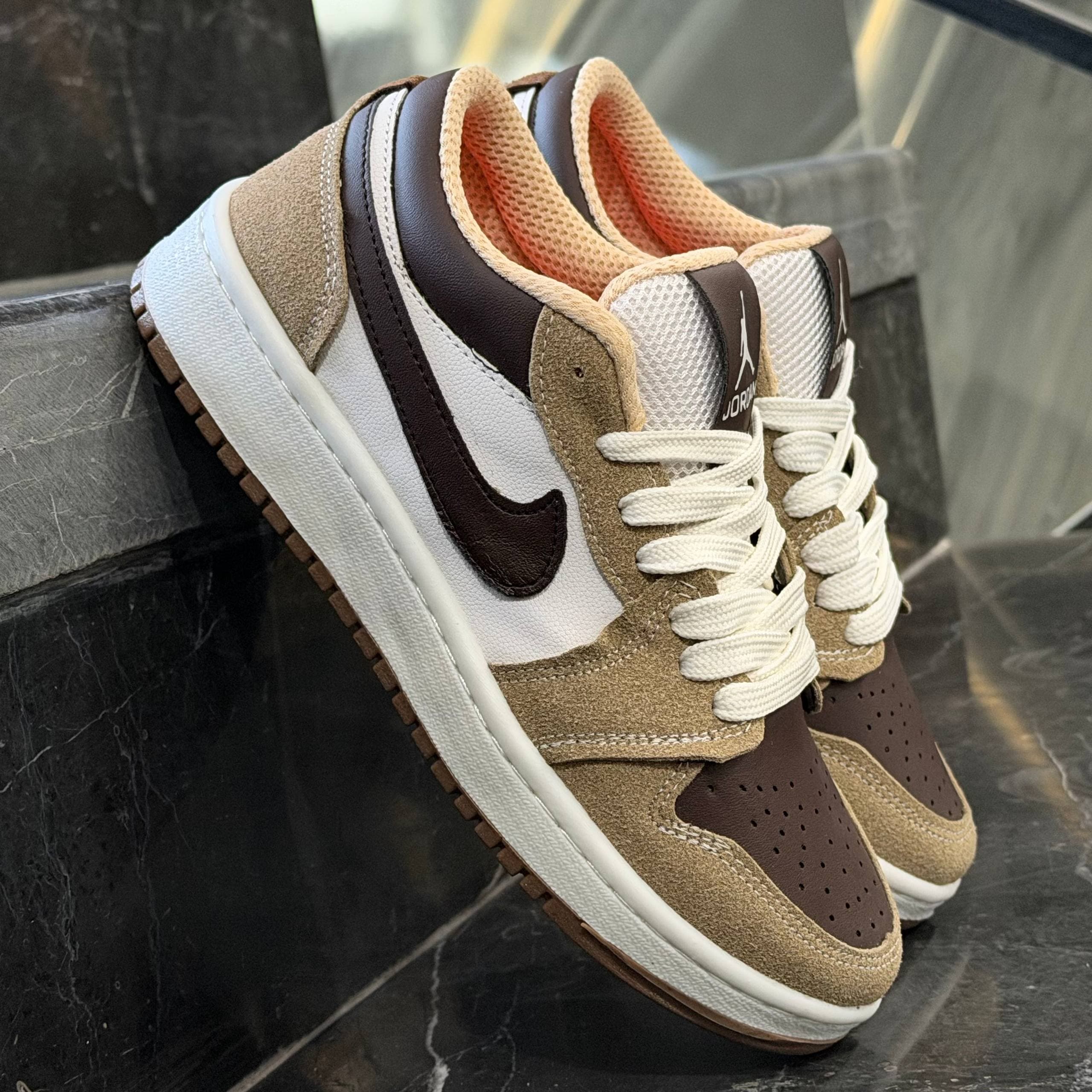 کفش کتانی زنانه نایک جردن 1 سفید کرم قهوه ای Nike Jordan 1