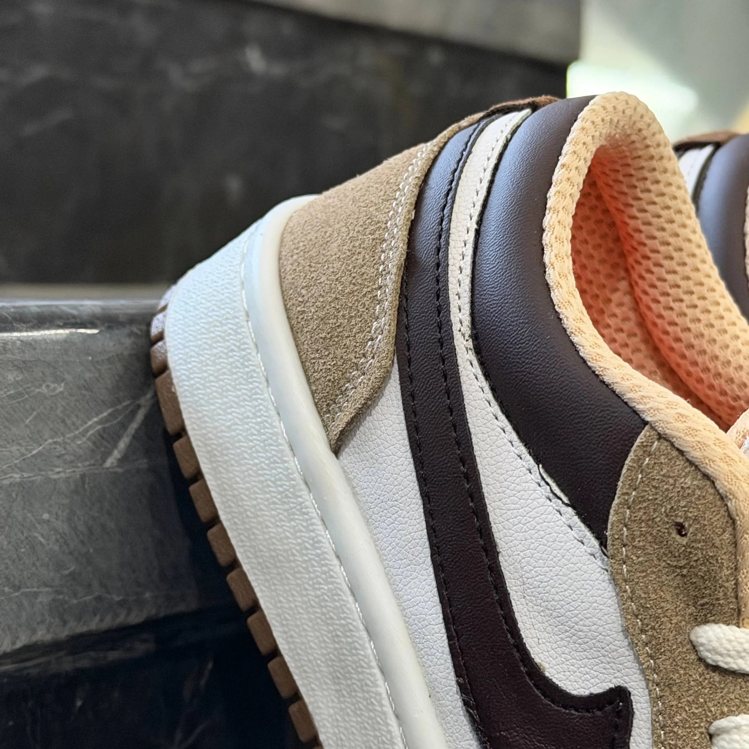 کفش کتانی زنانه نایک جردن 1 سفید کرم قهوه ای Nike Jordan 1 — تصویر ۵