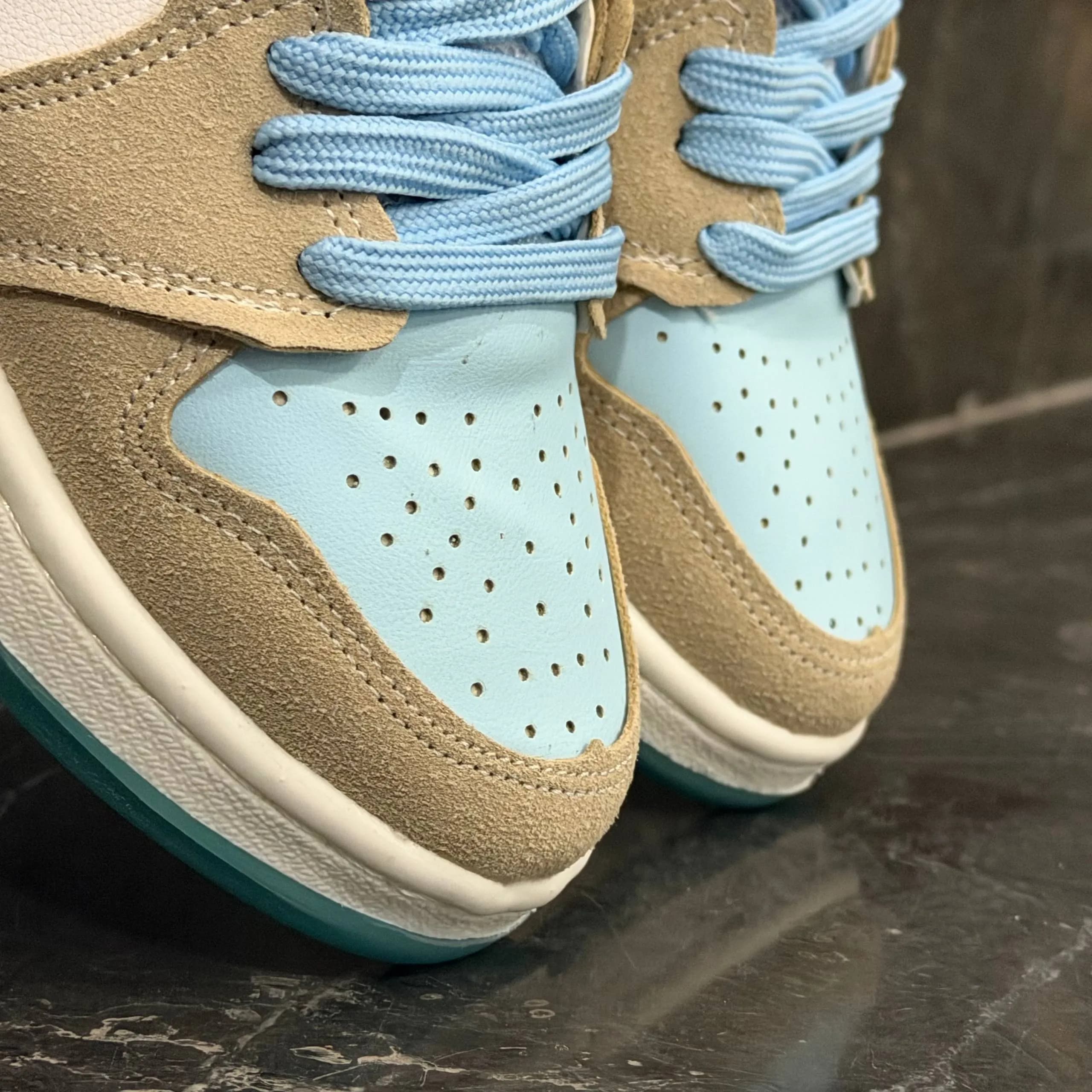 کفش کتانی زنانه نایک جردن 1 آبی کرم Nike Jordan 1 — تصویر ۶