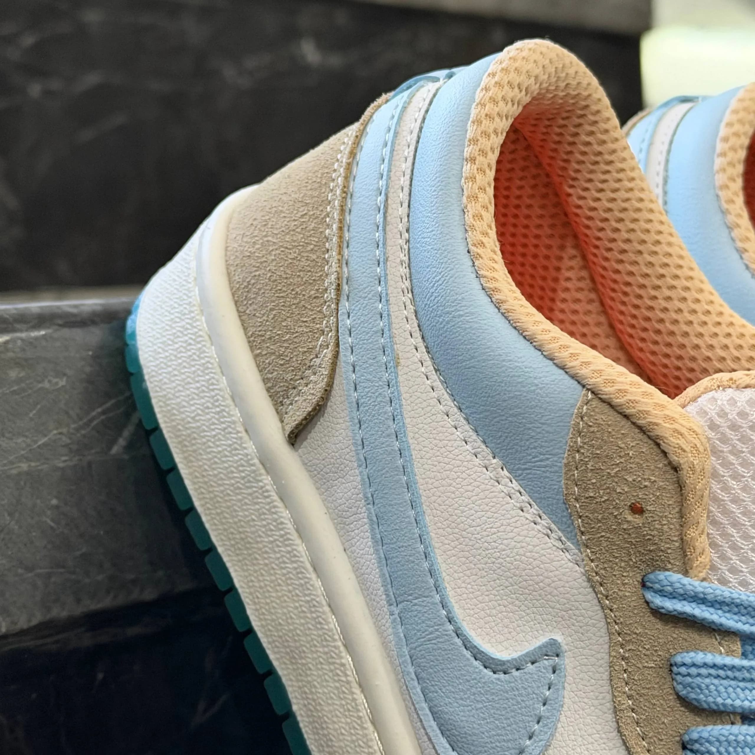 کفش کتانی زنانه نایک جردن 1 آبی کرم Nike Jordan 1 — تصویر ۵