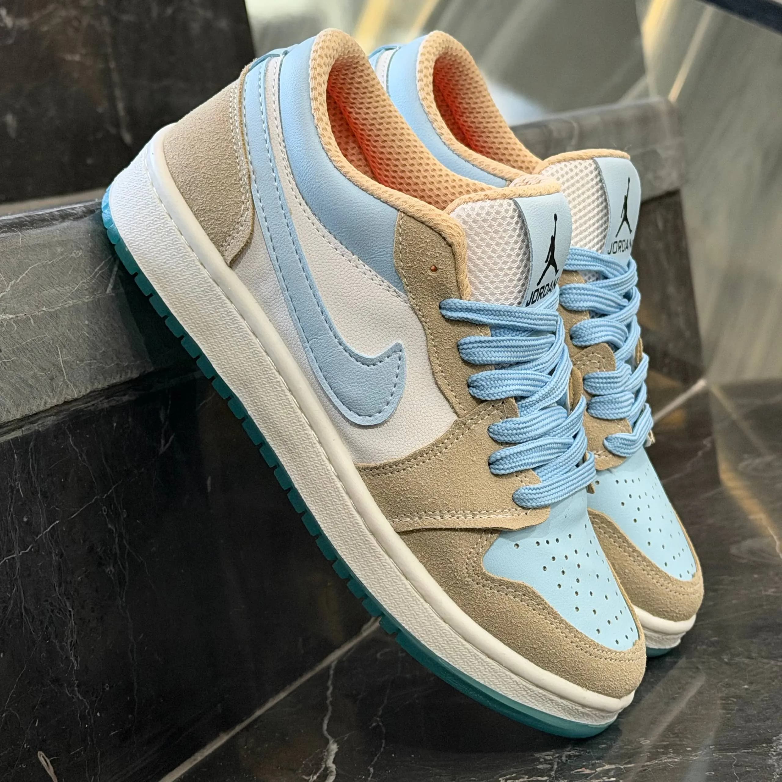 کفش کتانی زنانه نایک جردن 1 آبی کرم Nike Jordan 1 — تصویر ۴