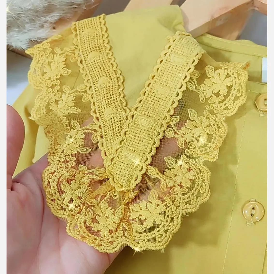 شومیز مجلسی دخترانه کتان نخ یقه گیپور وارداتی سایز 3 تا 8 سال — تصویر ۸