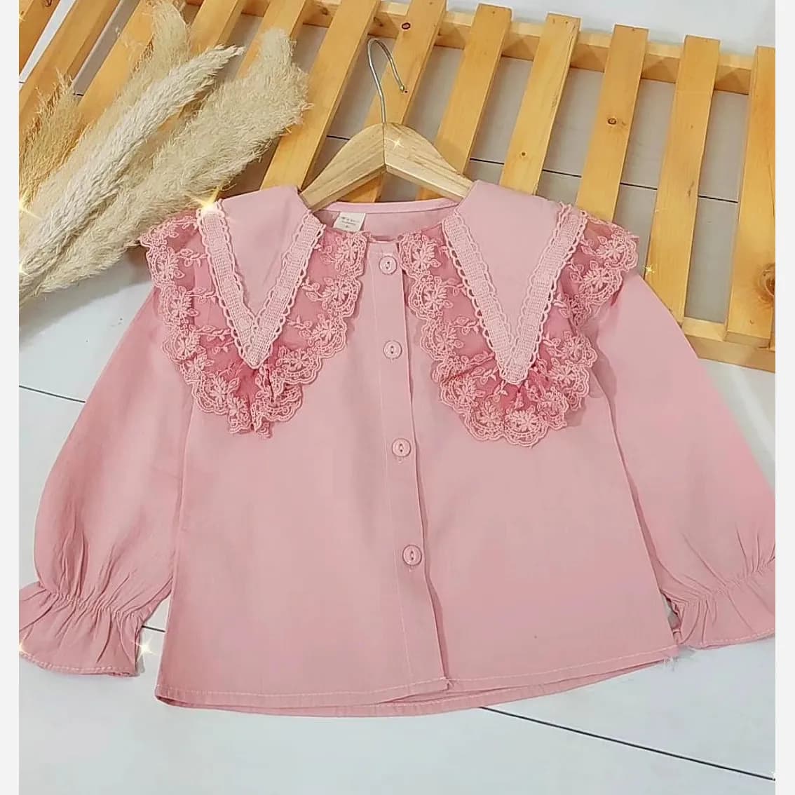 شومیز مجلسی دخترانه کتان نخ یقه گیپور وارداتی سایز 3 تا 8 سال — تصویر ۵