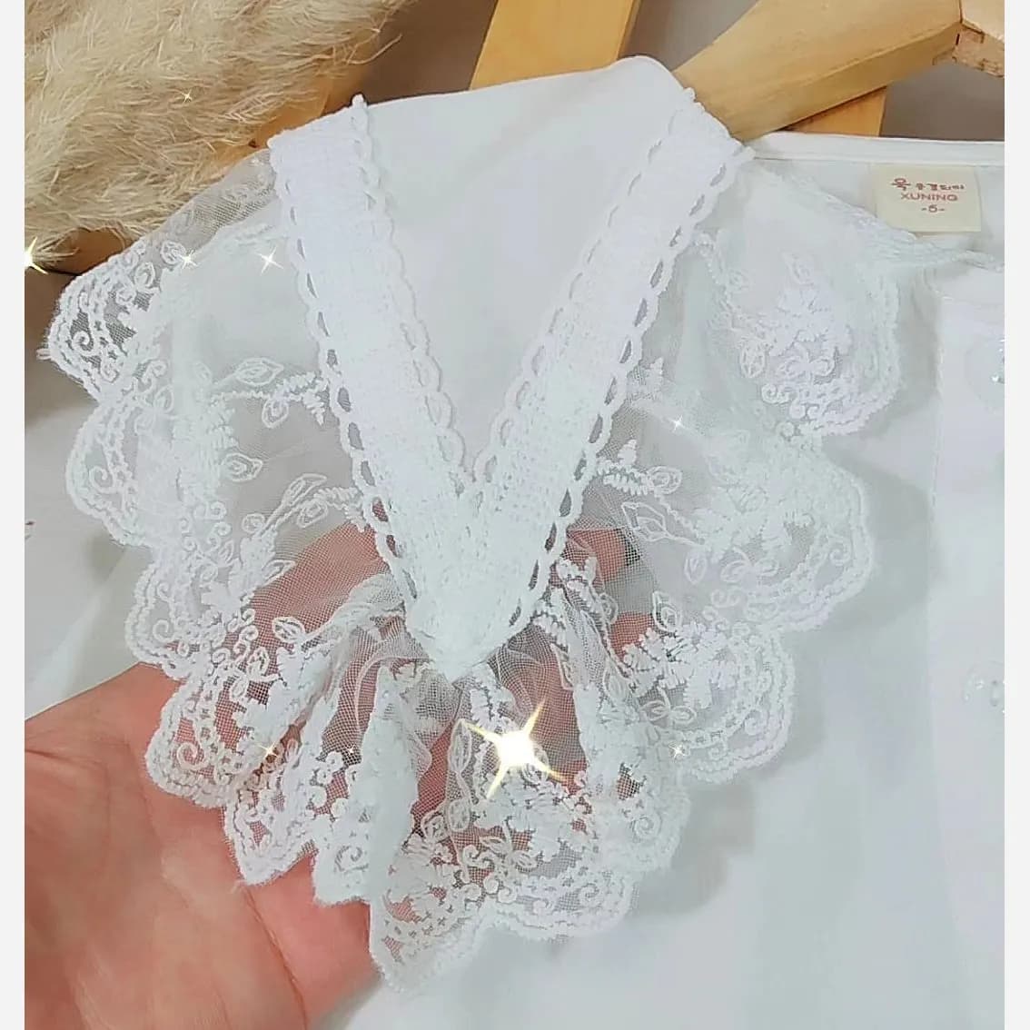 شومیز مجلسی دخترانه کتان نخ یقه گیپور وارداتی سایز 3 تا 8 سال — تصویر ۷