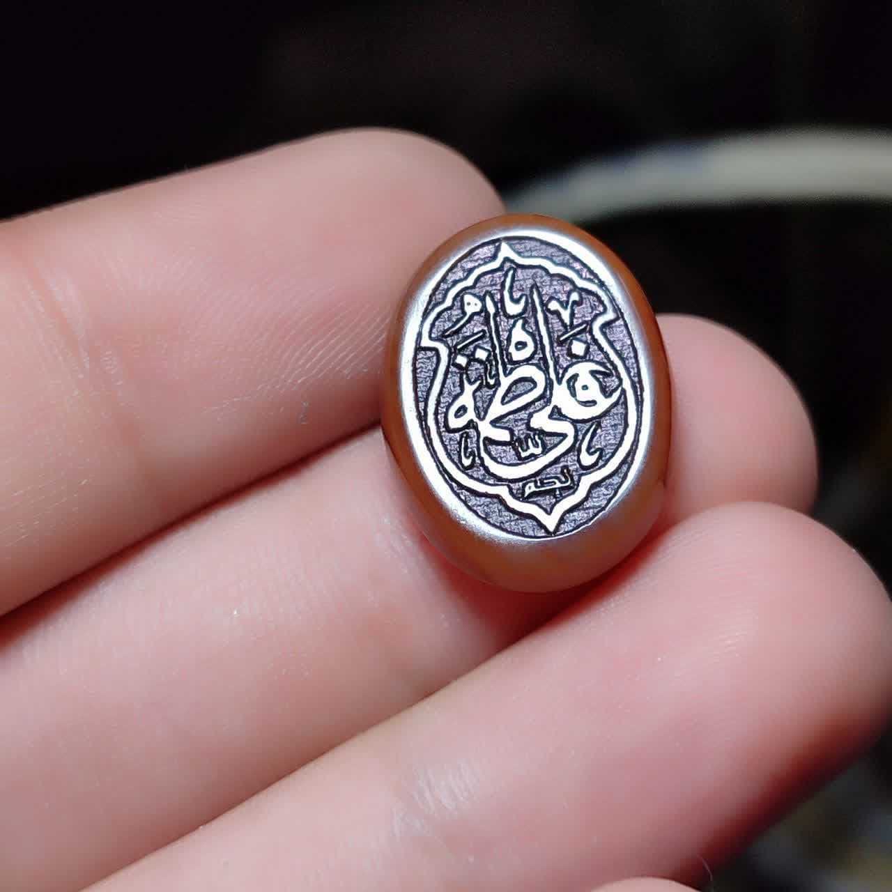 نگین عقیق قرمز حکاکی علی فاطمه کد 3863 — تصویر ۲